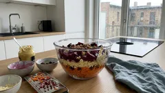 Lakomka-Schichtsalat: schneller Rote-Bete-Salat mit Walnüssen und Joghurt-Senf-Dressing