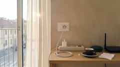 Caricabatterie sempre attaccato: quanto consuma davvero e quanto incide in bolletta