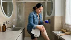 Doccia dopo i 65 anni: ogni quanto farla e come evitare pelle secca e prurito