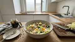 Pekingkohl-Salat mit Fleisch, Ei und Gurke: schnell gemacht und richtig sättigend