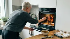 Stehendes Hähnchen aus dem Ofen: so wird es außen knusprig und innen saftig