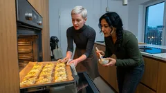 Knusprige Schinken-Käse-Blätterteig-Häppchen aus dem Ofen: schnelles Fingerfood für Gäste