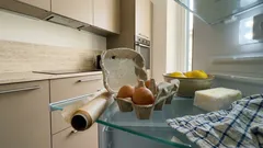 Perché al supermercato le uova sono fuori frigo e a casa vanno in frigorifero