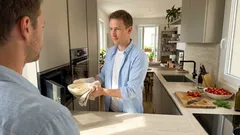 Perché il microonde sul piano rovina la cucina (e dove metterlo per guadagnare spazio)