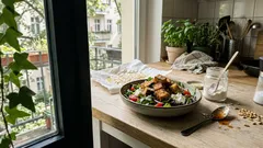 Knuspriger auberginen-salat wie im café: mit süß-chili, frischkäse und koriander