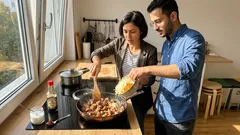 Weißkohlpfanne mit karamellisiertem Schweinefleisch: einfaches Rezept mit Sojasauce