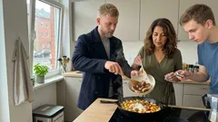 Hähnchenfrikadellen mit Kartoffeln in Schmandsoße aus der Pfanne – einfaches One-pan-Rezept